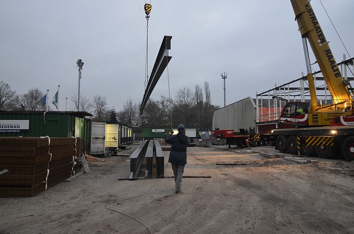 Foto’s plaatsen stalen spanten - Foto: Johan Bokma