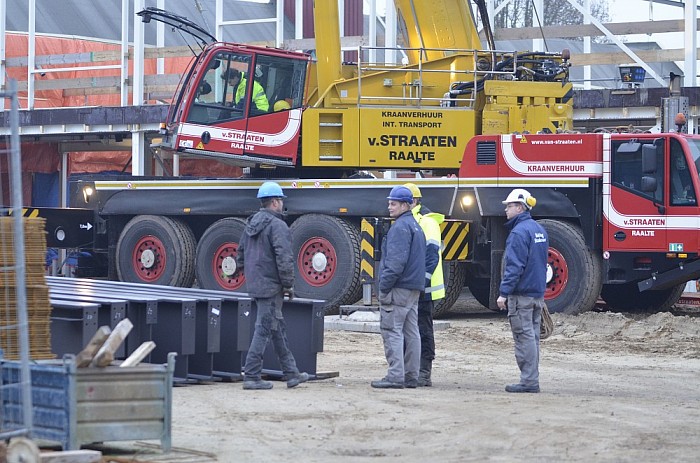 Foto’s plaatsen stalen spanten - Foto: Johan Bokma