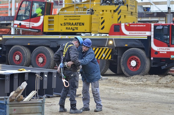 Foto’s plaatsen stalen spanten - Foto: Johan Bokma