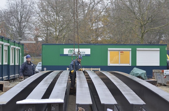 Foto’s plaatsen stalen spanten - Foto: Johan Bokma