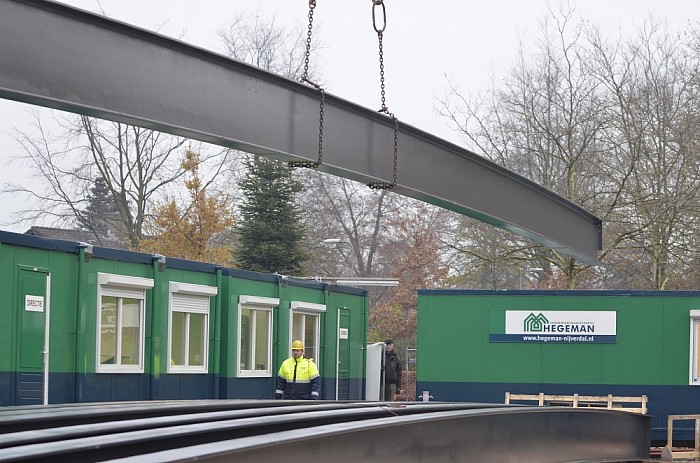 Foto’s plaatsen stalen spanten - Foto: Johan Bokma