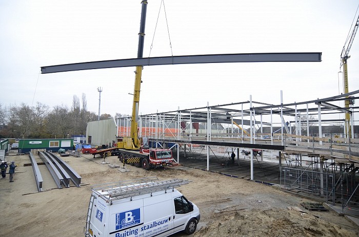 Foto’s plaatsen stalen spanten - Foto: Johan Bokma