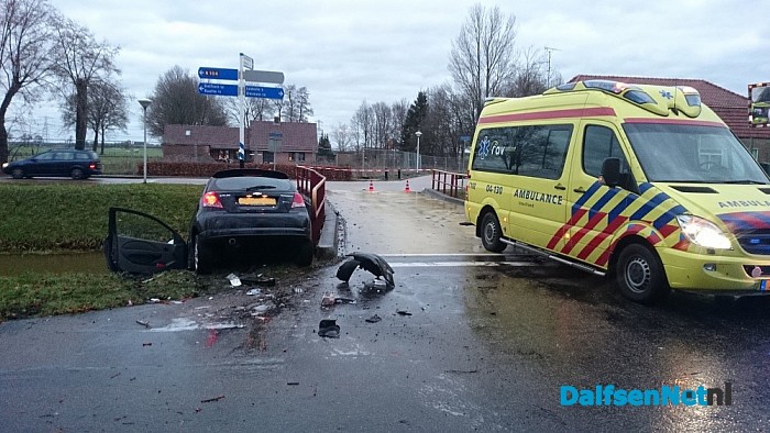 Auto te water in kanaal Lemelerveld - Foto: Robert Bril