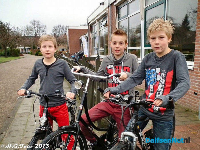 Op de fiets naar serious request in Leeuwarden. - Foto: H.G. Foto