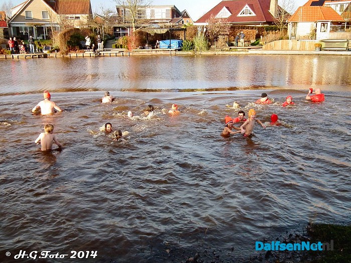 Nieuwjaarsduik Nieuwleusen voor het goede doel. - Foto: H.G. Foto