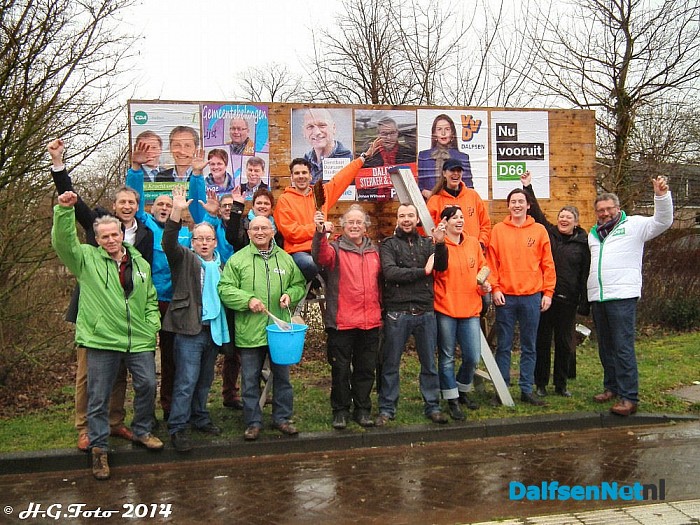 Politieke partijen Dalfsen plakken hun eerste verkiezingsposters. - Foto: H.G. Foto