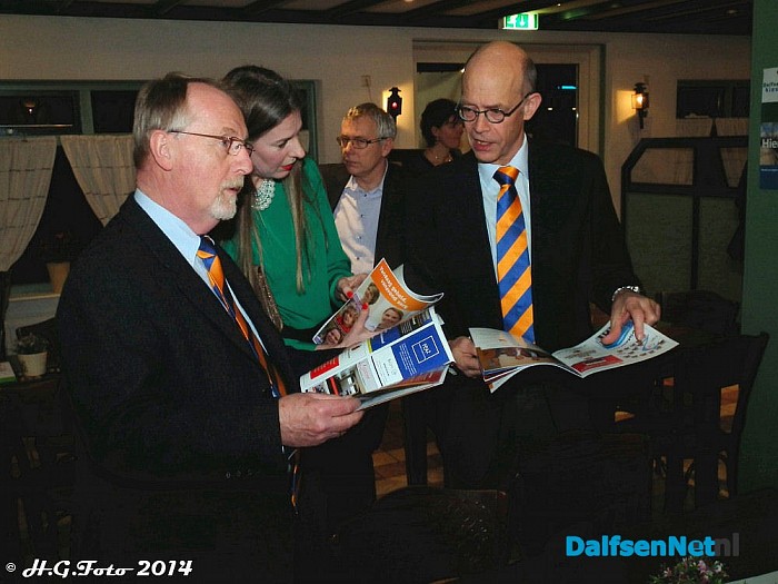 Eerste papieren versie van Dalfsennet uitgereikt - Foto: H.G. Foto