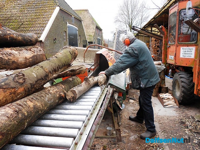 Koens maakt zelf haardhout