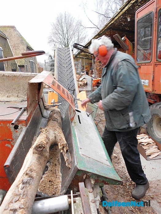 Koens maakt zelf haardhout