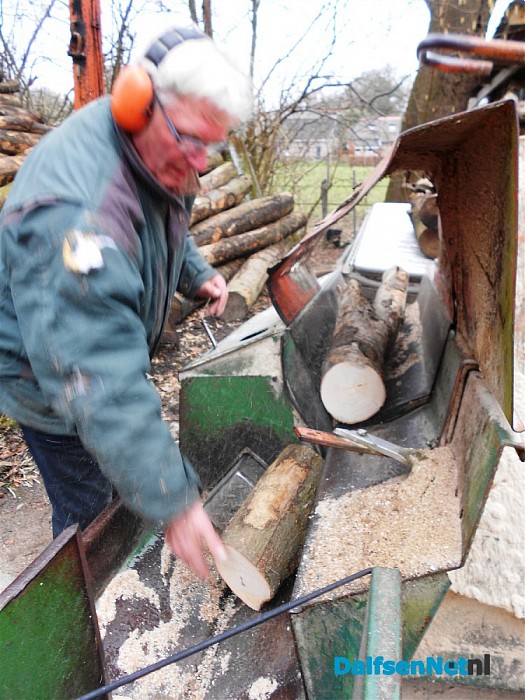 Koens maakt zelf haardhout