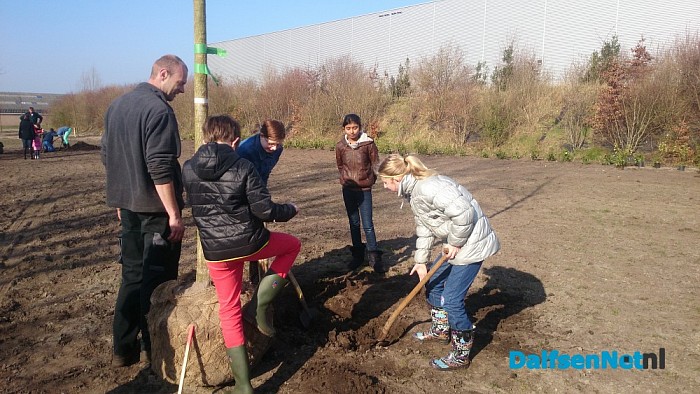 Kinderen planten bomen op boomfeestdag - Foto: Robert Bril
