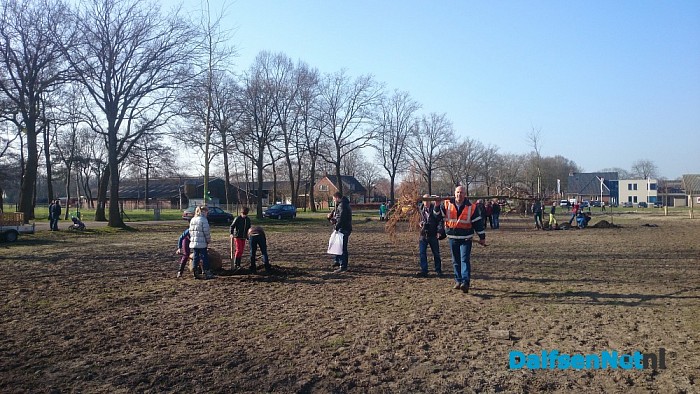 Kinderen planten bomen op boomfeestdag - Foto: Robert Bril