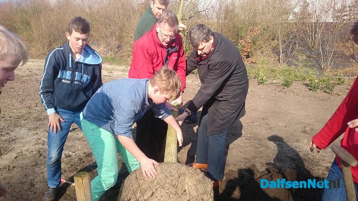 Kinderen planten bomen op boomfeestdag - Foto: Robert Bril
