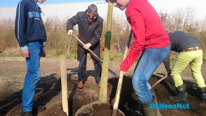 Kinderen planten bomen op boomfeestdag - Foto: Robert Bril