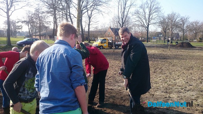 Kinderen planten bomen op boomfeestdag - Foto: Robert Bril
