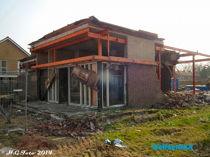 Oude postkantoor Nieuwleusen onder de slopers hamer. - Foto: H.G. Foto