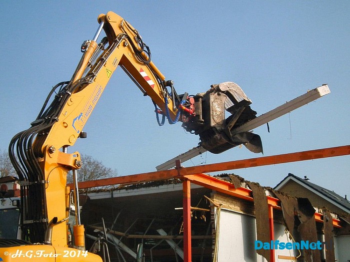 Oude postkantoor Nieuwleusen onder de slopers hamer. - Foto: H.G. Foto