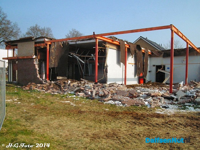 Oude postkantoor Nieuwleusen onder de slopers hamer. - Foto: H.G. Foto