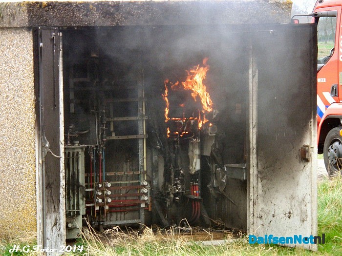 Brand in transformatorhuisje Westeinde. - Foto: H.G. Foto