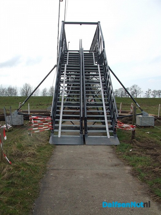 Fiets- snel -weg, overgang noodbrug een hachelijke onderneming
