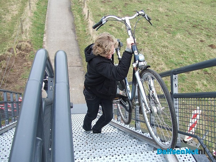 Fiets- snel -weg, overgang noodbrug een hachelijke onderneming