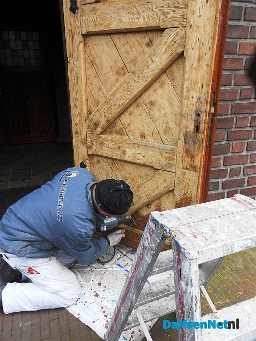 Voor het zingen de kerk uit?