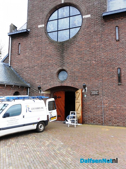 Voor het zingen de kerk uit?