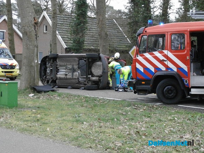 Auto slaat om op Tolhuisweg - Foto: Robert Bril