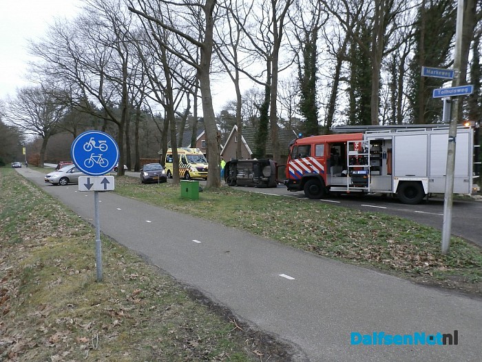 Auto slaat om op Tolhuisweg - Foto: Robert Bril