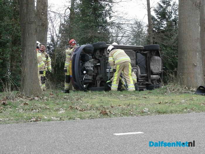 Auto slaat om op Tolhuisweg - Foto: Robert Bril