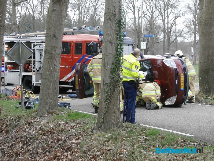 Auto slaat om op Tolhuisweg - Foto: Robert Bril