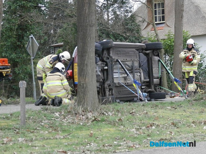Auto slaat om op Tolhuisweg - Foto: Robert Bril