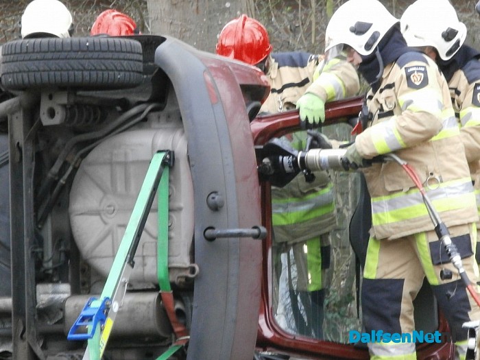 Auto slaat om op Tolhuisweg - Foto: Robert Bril
