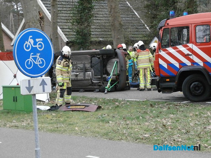Auto slaat om op Tolhuisweg - Foto: Robert Bril