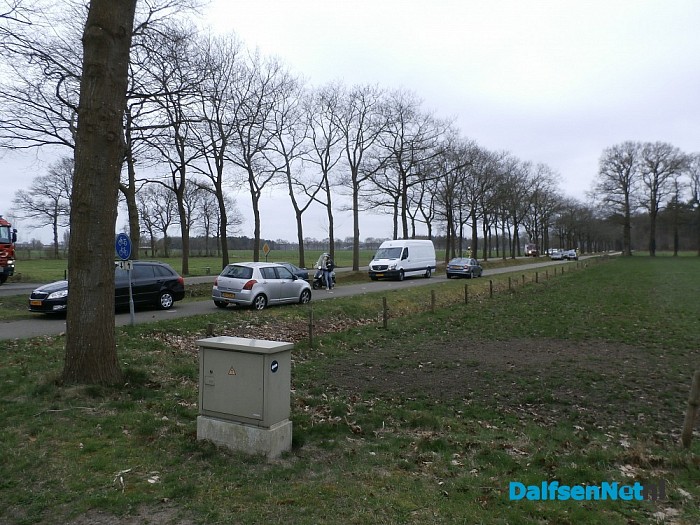 Auto slaat om op Tolhuisweg - Foto: Robert Bril