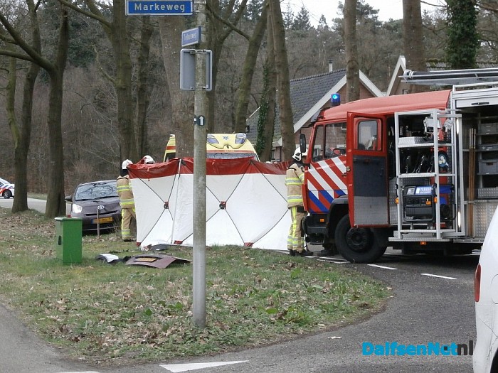 Auto slaat om op Tolhuisweg - Foto: Robert Bril