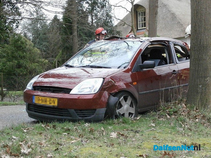 Auto slaat om op Tolhuisweg - Foto: Robert Bril