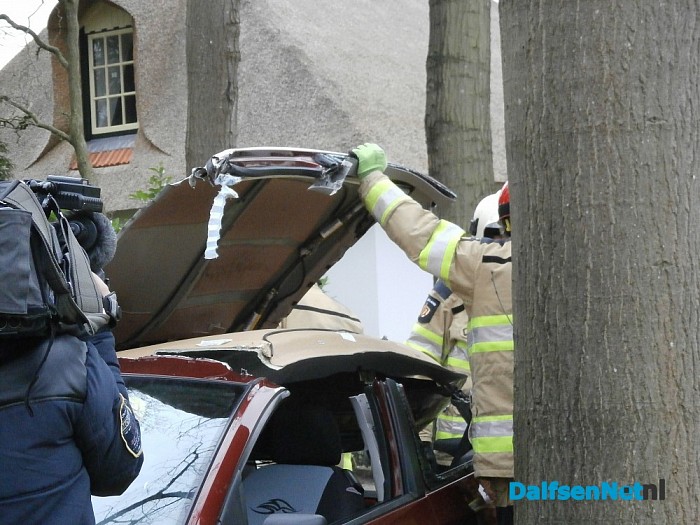 Auto slaat om op Tolhuisweg - Foto: Robert Bril
