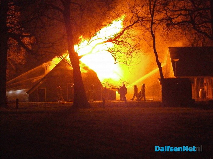 Woonboerderij afgebrand - Foto: Robert Bril