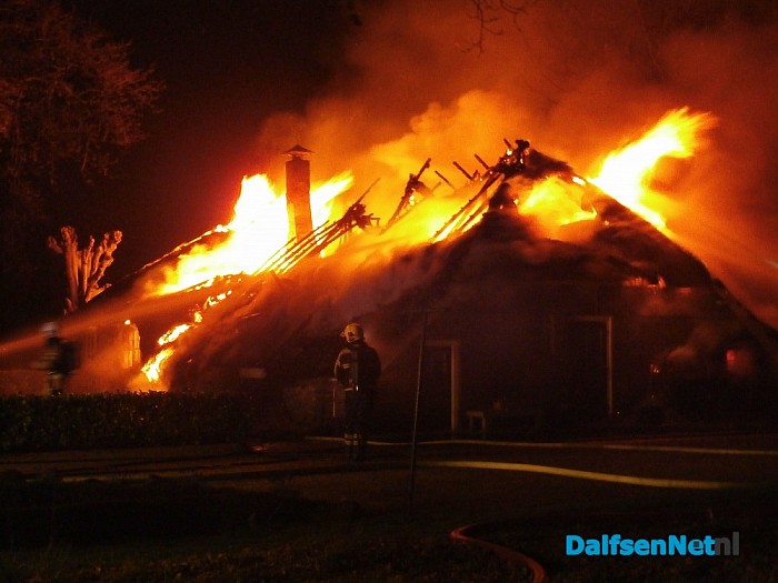 Woonboerderij afgebrand - Foto: Robert Bril
