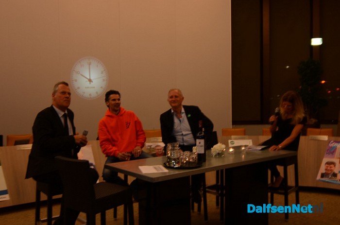 Gezellig druk in gemeentehuis - Foto: Johan Bokma