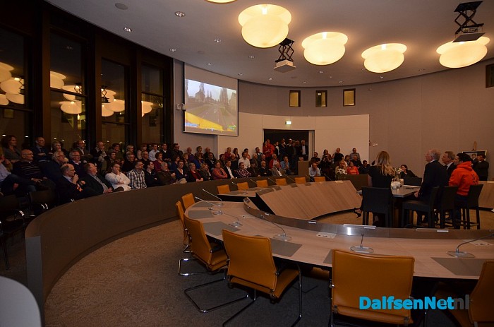 Gezellig druk in gemeentehuis - Foto: Johan Bokma