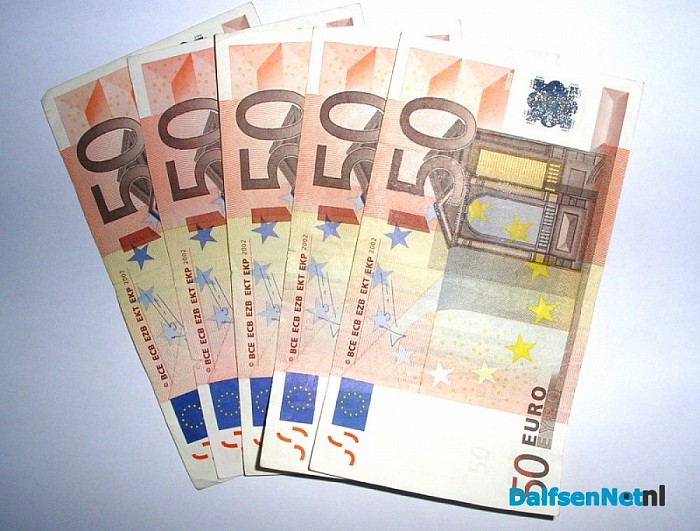 Kogelman doneert aan zwemjuffen maar baalt van gemeente