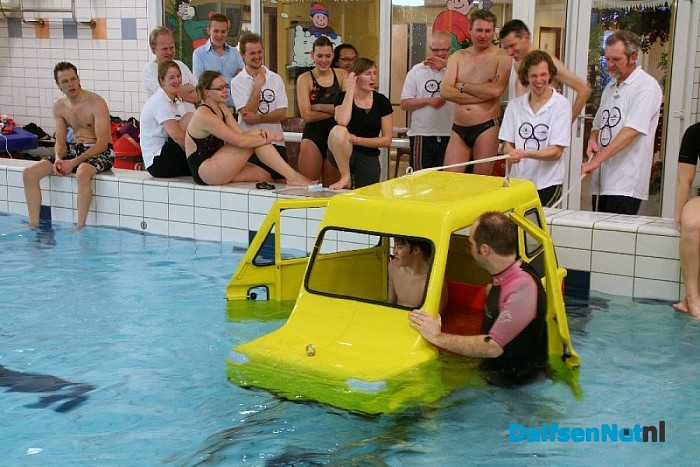 Auto te water in Staphorst17 mei 2014