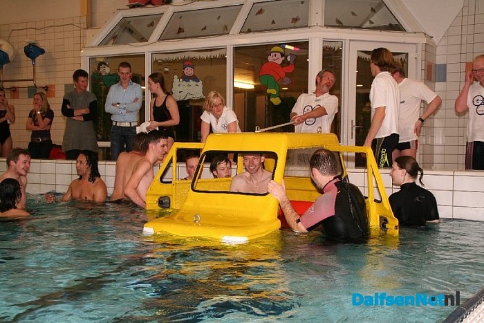 Auto te water in Staphorst17 mei 2014