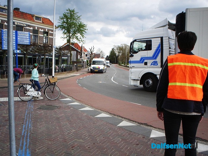 Oefenen bij de brug voor het verkeersexamen