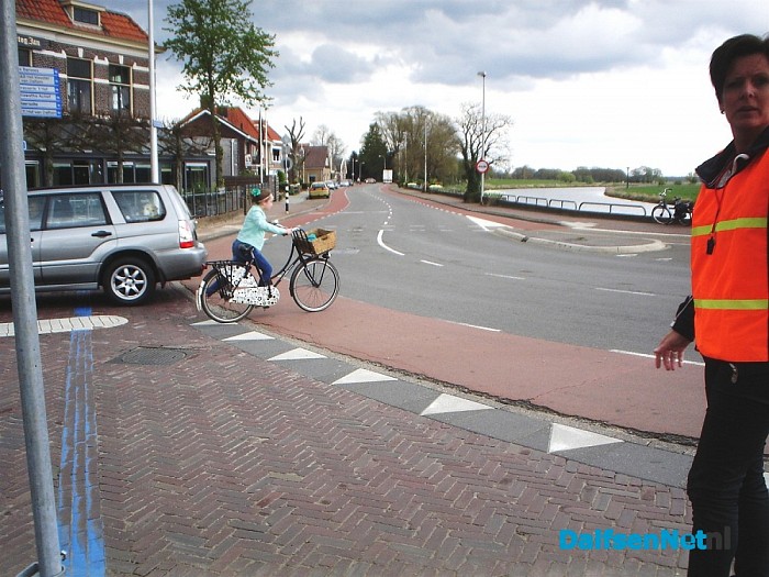 Oefenen bij de brug voor het verkeersexamen
