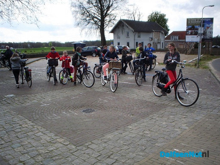 Oefenen bij de brug voor het verkeersexamen