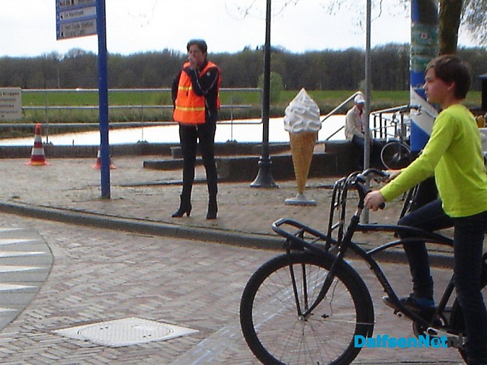 Oefenen bij de brug voor het verkeersexamen
