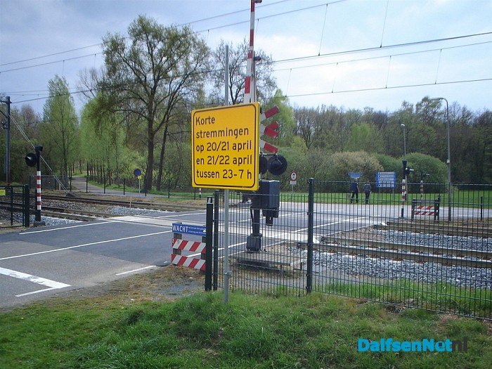 Nachtelijke stemming bij het spoorovergangen